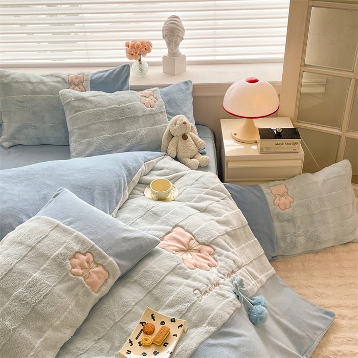 91家纺网 家纺一手货源 找家纺 绒棉世家 2025新款A类獭兔毛高端兔兔绒工艺款四件套-小熊系列 蝴蝶小熊-蓝