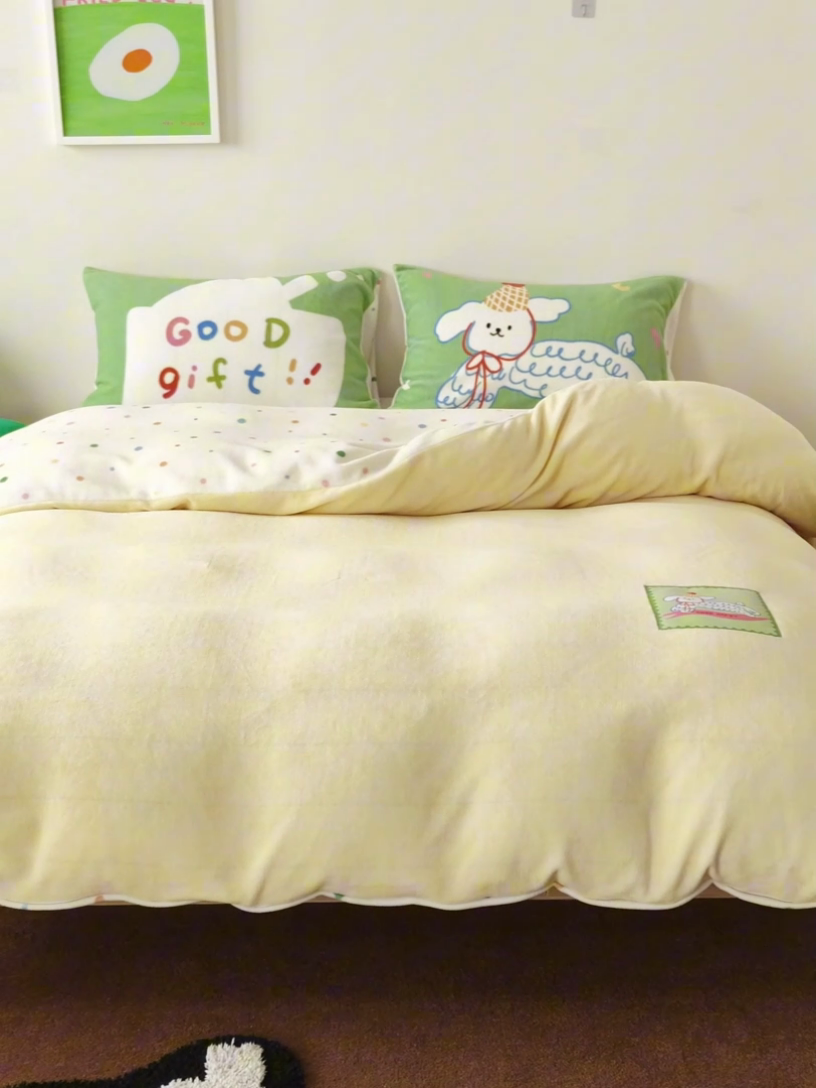 91家纺网 家纺一手货源 找家纺 呗旺鹿 2024新款加厚保暖设计师款高克重牛奶绒贴标款四件套【原创】 贴标款-线条小狗