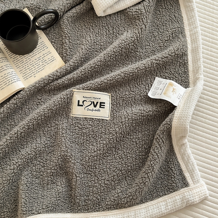 91家纺网 家纺一手货源 找家纺 沐棉 2024新款牛奶绒菠萝格包边羊羔绒泰迪绒毛毯-静物图 绅士灰