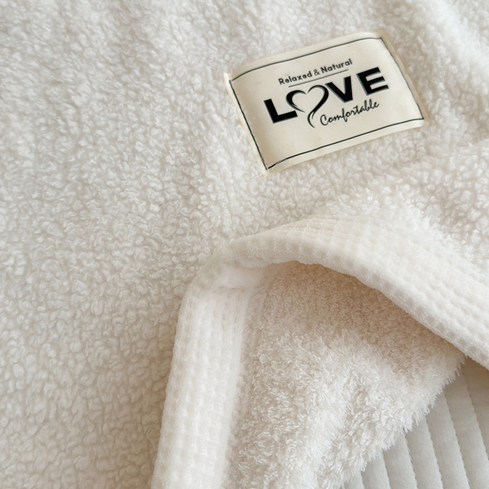 91家纺网 家纺一手货源 找家纺 沐棉 2024新款牛奶绒菠萝格包边羊羔绒泰迪绒毛毯-静物图 米白色