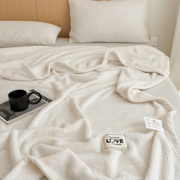 91家纺网 家纺一手货源 找家纺 沐棉 2024新款牛奶绒菠萝格包边羊羔绒泰迪绒毛毯-静物图 米白色