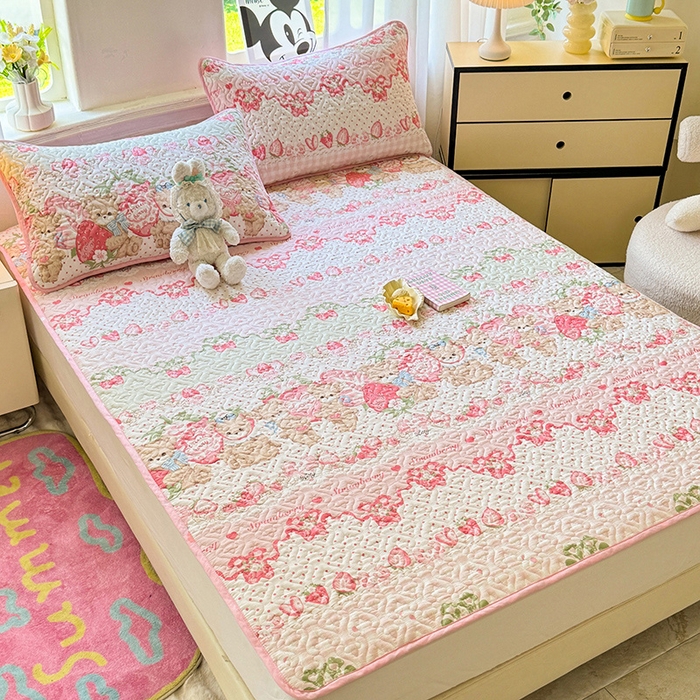 91家纺网 家纺一手货源 找家纺 美达家纺 2025新款A类全棉夹棉洛丽塔系列地垫床垫床褥 小熊草莓派