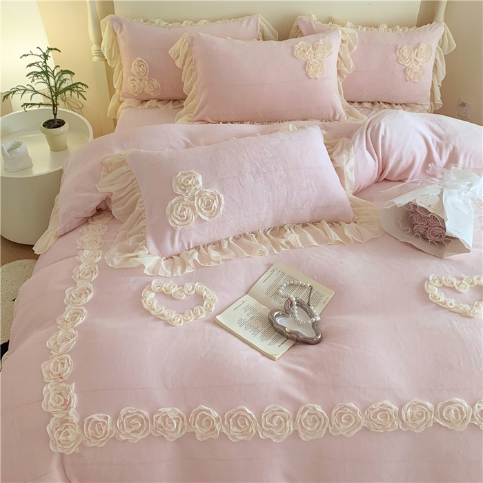 91家纺网 家纺一手货源 找家纺 富盛家纺 2024新款牛奶绒盘花刺绣四件套-玫瑰花园 玫瑰花园-粉
