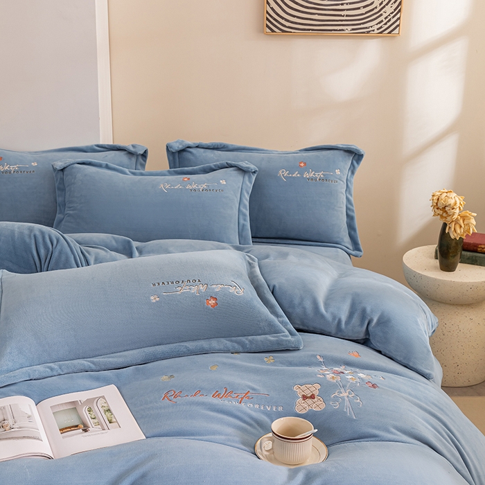 91家纺网 家纺一手货源 找家纺 绒博士 2024新款220克牛奶绒秋冬保暖四件套-花颜小熊 花颜小熊-宾利蓝