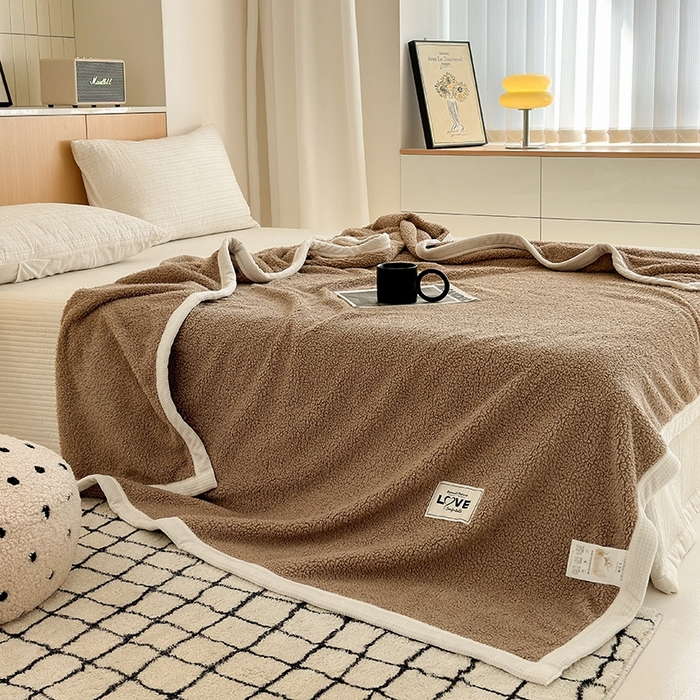 91家纺网 家纺一手货源 找家纺 沐棉 2024新款牛奶绒菠萝格包边羊羔绒泰迪绒毛毯-静物图 简约咖