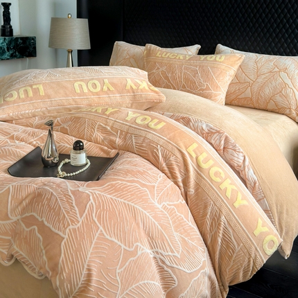 91家纺网 家纺一手货源 找家纺 莱登卡奴 2024新款高克重牛奶绒雕花轻奢款四件套-维多利系列 叶魅杏色