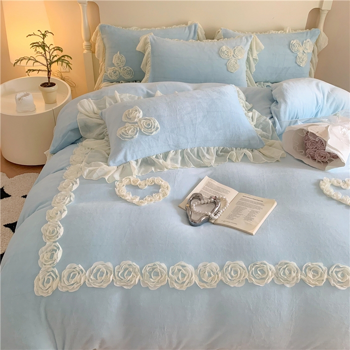91家纺网 家纺一手货源 找家纺 富盛家纺 2024新款牛奶绒盘花刺绣四件套-玫瑰花园 玫瑰花园-蓝