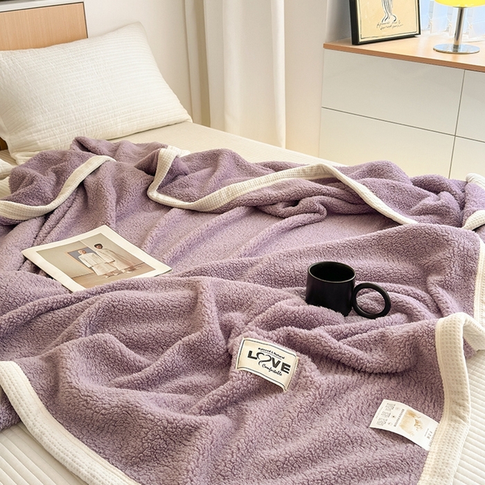 91家纺网 家纺一手货源 找家纺 沐棉 2024新款牛奶绒菠萝格包边羊羔绒泰迪绒毛毯-静物图 星辰紫