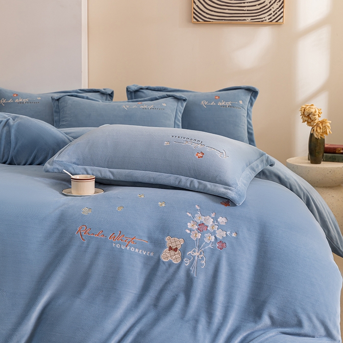 91家纺网 家纺一手货源 找家纺 绒博士 2024新款220克牛奶绒秋冬保暖四件套-花颜小熊 花颜小熊-宾利蓝