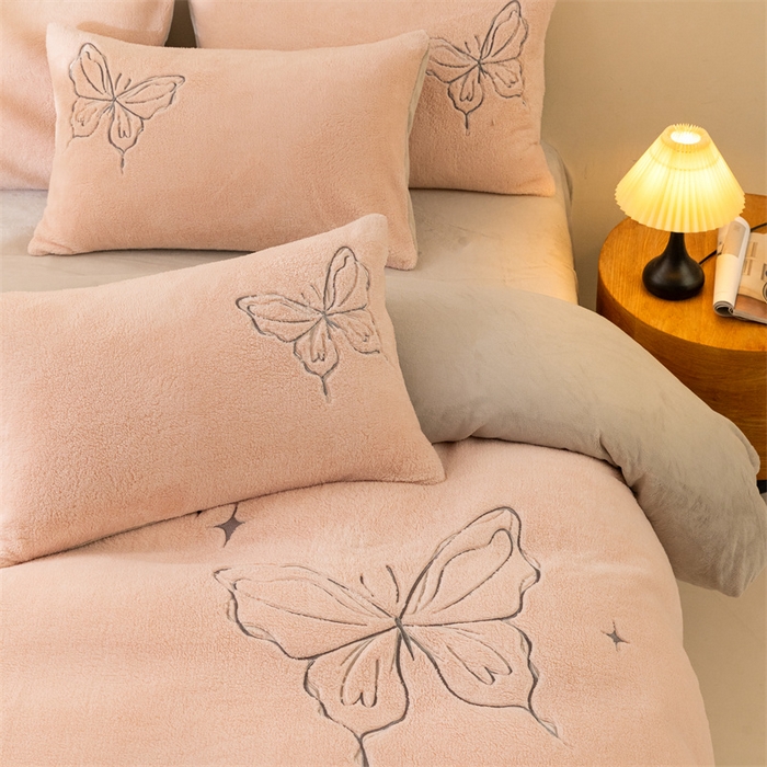 91家纺网 家纺一手货源 找家纺 2024新保暖-秋冬A类南极绒刺绣四件套-蝶羽系列 蝶羽-粉芋糯灰