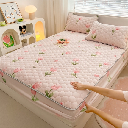 91家纺网 家纺一手货源 找家纺 （总）圣比熊 2025新款牛奶绒夹棉床笠三件套床罩床单床盖护垫套