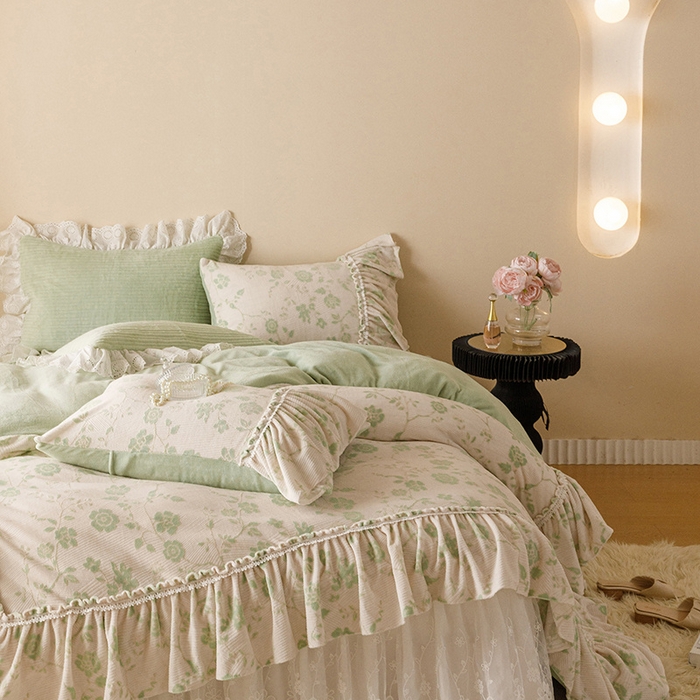 91家纺网 家纺一手货源 找家纺 胜权家纺 2024秋冬新款5D雕花着色牛奶绒法式奶油风夹棉床裙四件套 新绿