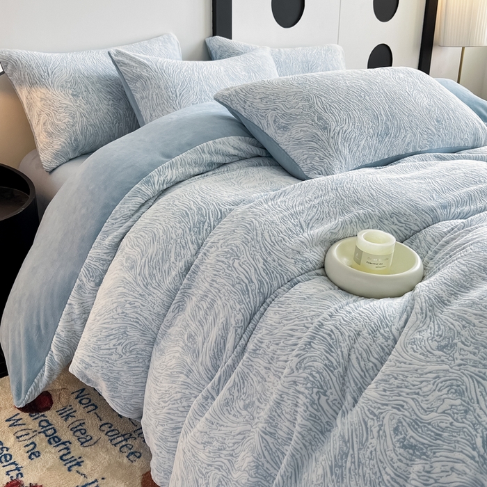 91家纺网 家纺一手货源 找家纺 2024新款A类双色立体浮雕牛奶绒加厚四件套 肌理纹-月光蓝