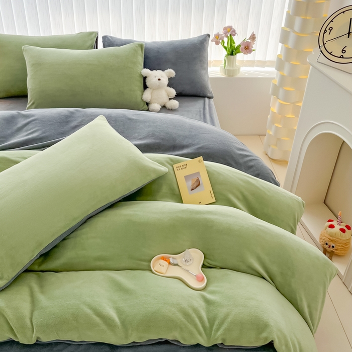 91家纺网 家纺一手货源 找家纺 言熙居 2024新款纯色双拼30克8一9斤牛奶绒四件套 深绿拼浅灰