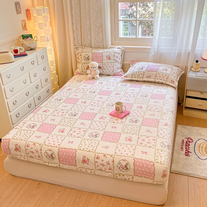 91家纺网 家纺一手货源 找家纺 川悦生活 2024新款加厚牛奶绒印花单床笠 床笠花蜜兔兔