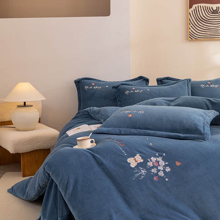 91家纺网 家纺一手货源 找家纺 （总）绒博士 2024新款220克牛奶绒秋冬保暖四件套-花颜小熊