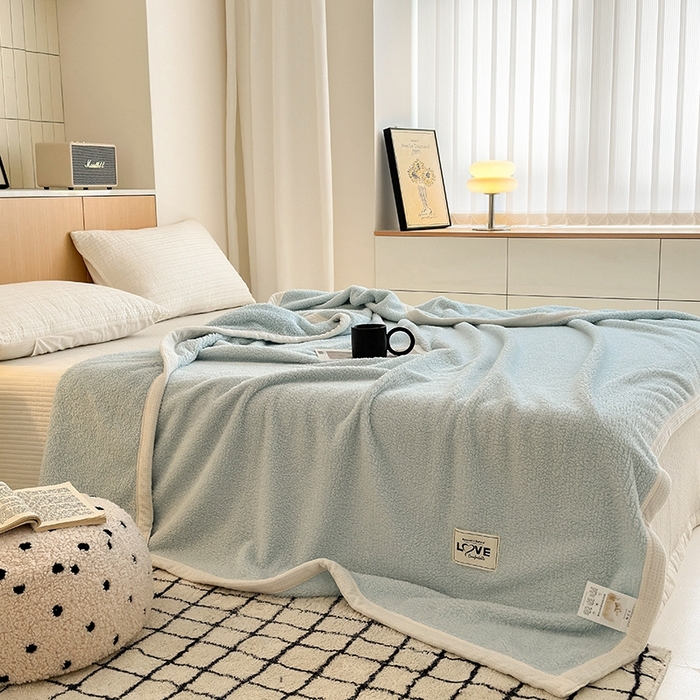 91家纺网 家纺一手货源 找家纺 沐棉 2024新款牛奶绒菠萝格包边羊羔绒泰迪绒毛毯-静物图 湖蓝色