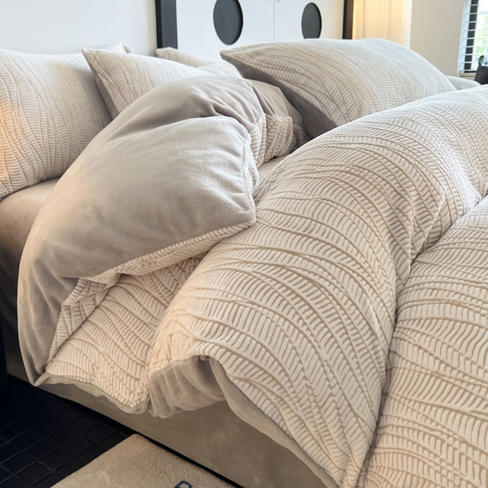 91家纺网 家纺一手货源 找家纺 2024新款A类双色立体浮雕牛奶绒加厚四件套 莱茵河畔-浅灰