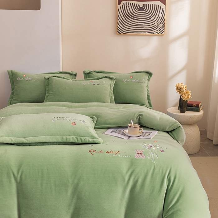 91家纺网 家纺一手货源 找家纺 绒博士 2024新款220克牛奶绒秋冬保暖四件套-花颜小熊 花颜小熊-草绿