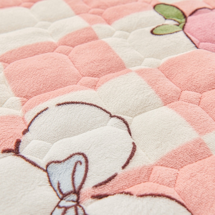 91家纺网 家纺一手货源 找家纺 富馨莱 2024新款牛奶绒幼儿园床垫加厚5D透气 桃子兔兔