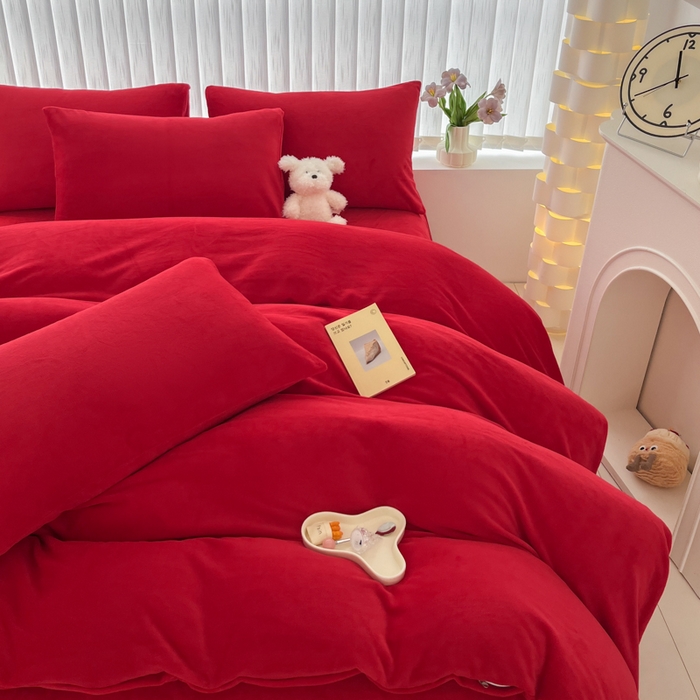 91家纺网 家纺一手货源 找家纺 言熙居 2024新款纯色双拼30克8一9斤牛奶绒四件套 亮红