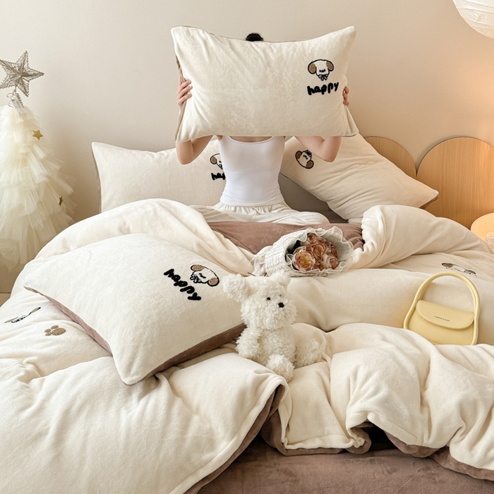 91家纺网 家纺一手货源 找家纺 2024新款卡通牛奶绒专版毛巾绣四件套--萌小狗 萌小狗奶白奶咖