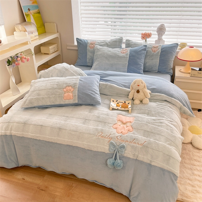91家纺网 家纺一手货源 找家纺 绒棉世家 2025新款A类獭兔毛高端兔兔绒工艺款四件套-小熊系列 蝴蝶小熊-蓝