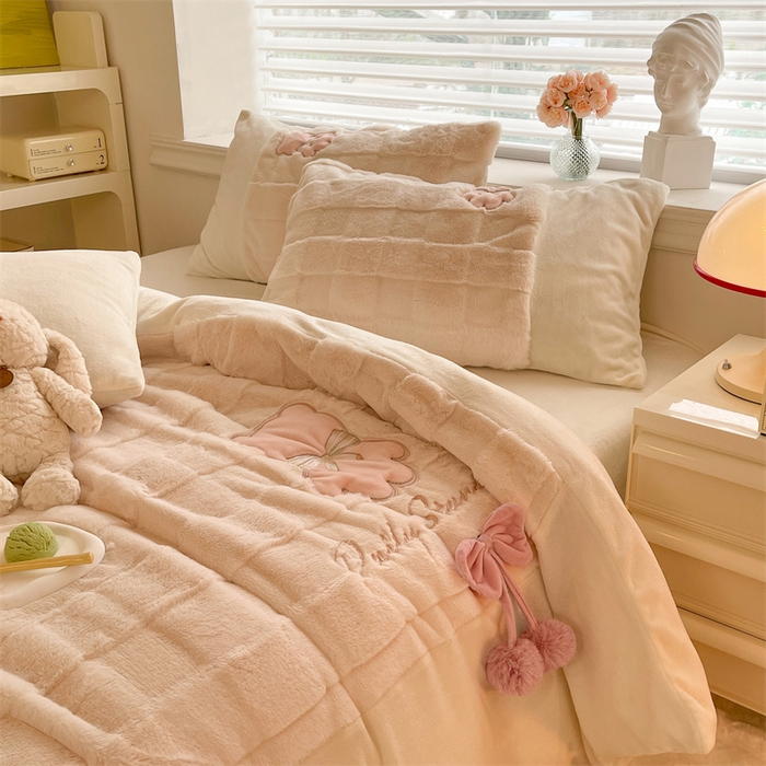 91家纺网 家纺一手货源 找家纺 绒棉世家 2025新款A类獭兔毛高端兔兔绒工艺款四件套-小熊系列 蝴蝶小熊-玉色