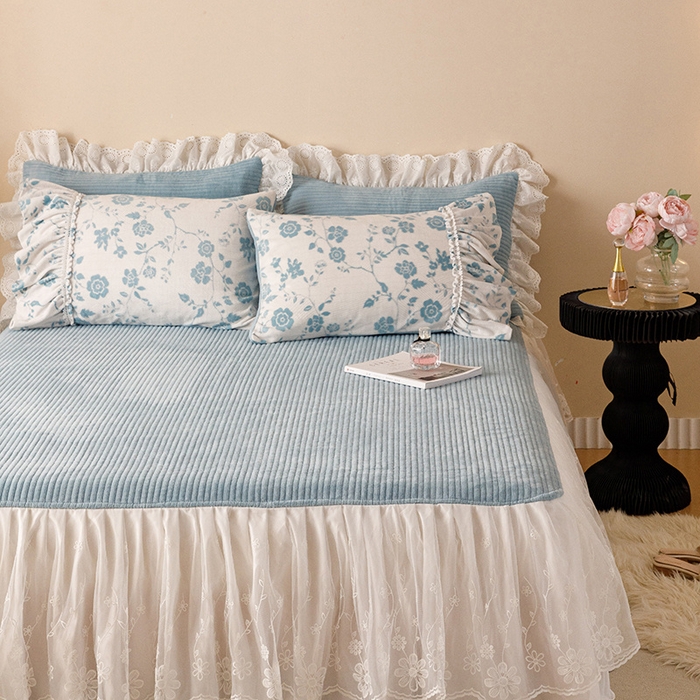 91家纺网 家纺一手货源 找家纺 胜权家纺 2024秋冬新款5D雕花着色牛奶绒法式奶油风夹棉单床裙 雾蓝