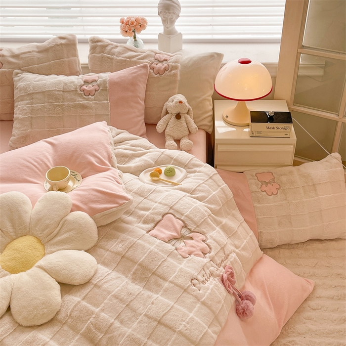 91家纺网 家纺一手货源 找家纺 绒棉世家 2025新款A类獭兔毛高端兔兔绒工艺款四件套-小熊系列 蝴蝶小熊-粉