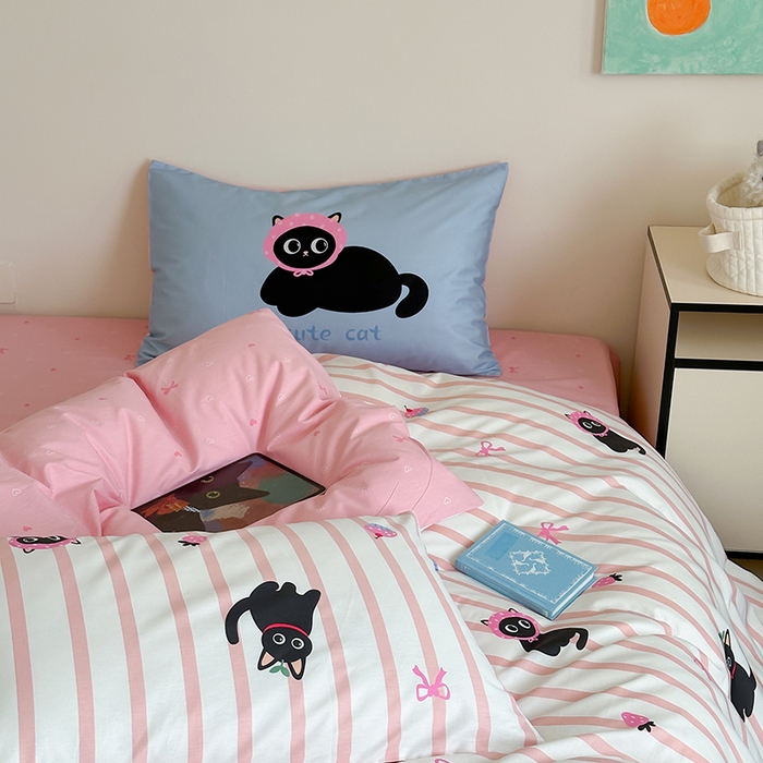 91家纺网 家纺一手货源 找家纺 2024新款40支13372全棉数码大版趣味系列四件套 粉条黑猫