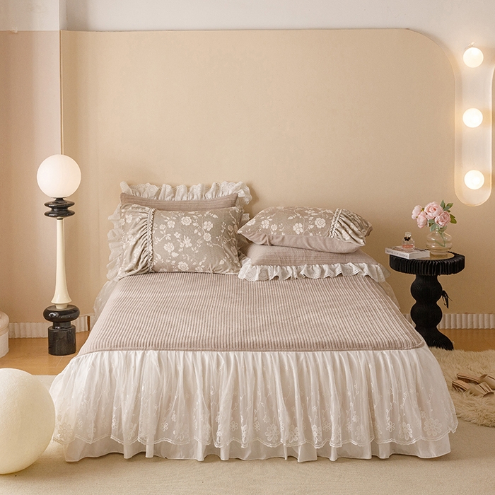 91家纺网 家纺一手货源 找家纺 （总）胜权家纺 2024秋冬新款5D雕花着色牛奶绒法式奶油风夹棉单床裙