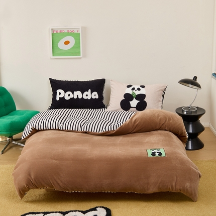 呗旺鹿 2024新款加厚保暖设计师款高克重牛奶绒贴标款四件套【原创】 贴标款-熊猫喜淘淘