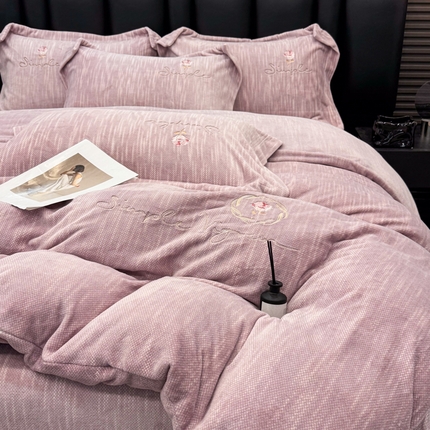 91家纺网 家纺一手货源 找家纺 （总）棠薇家纺 2025新款全消光牛奶绒肌理纹加厚四件套-刺绣玫瑰