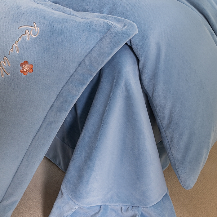 91家纺网 家纺一手货源 找家纺 绒博士 2024新款220克牛奶绒秋冬保暖四件套-花颜小熊 花颜小熊-宾利蓝