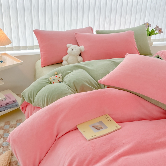 91家纺网 家纺一手货源 找家纺 言熙居 2024新款纯色双拼30克8一9斤牛奶绒四件套 浅粉拼果绿