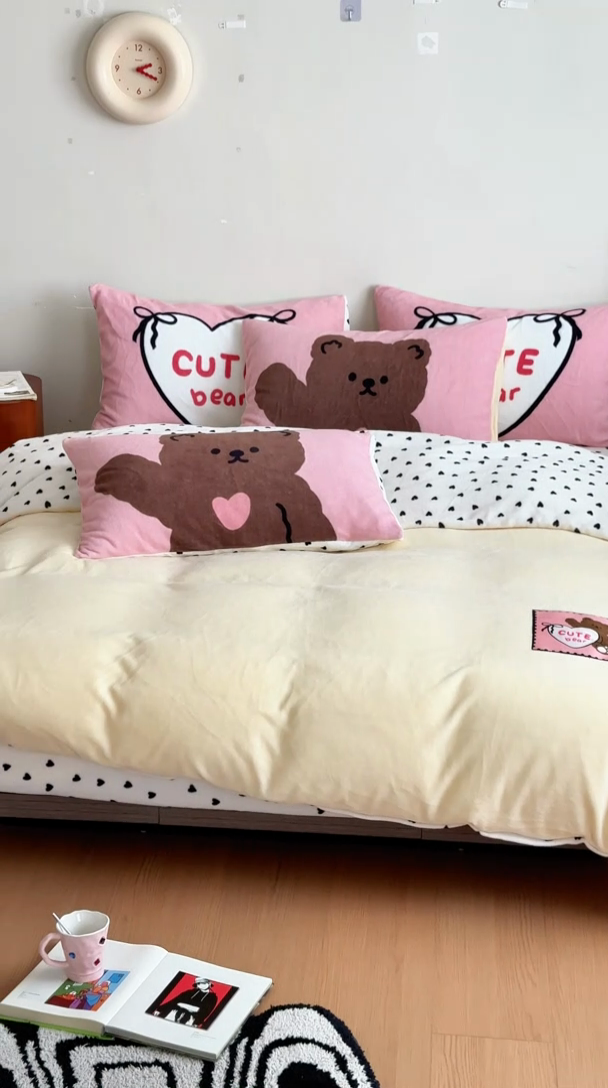 91家纺网 家纺一手货源 找家纺 呗旺鹿 2024新款加厚保暖设计师款高克重牛奶绒贴标款四件套【原创】 贴标款-爱心芝士熊