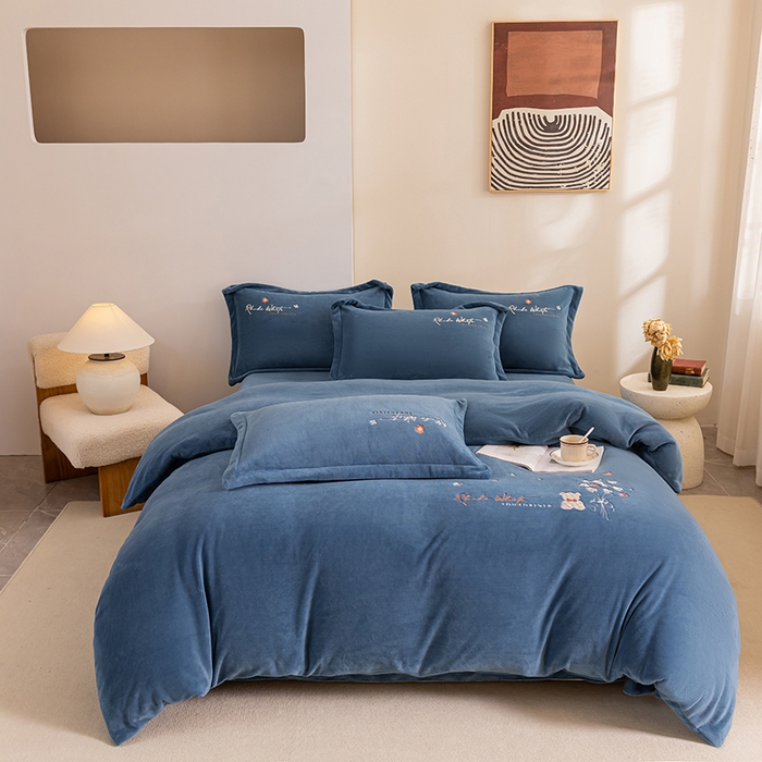 91家纺网 家纺一手货源 找家纺 绒博士 2024新款220克牛奶绒秋冬保暖四件套-花颜小熊 花颜小熊-幽兰