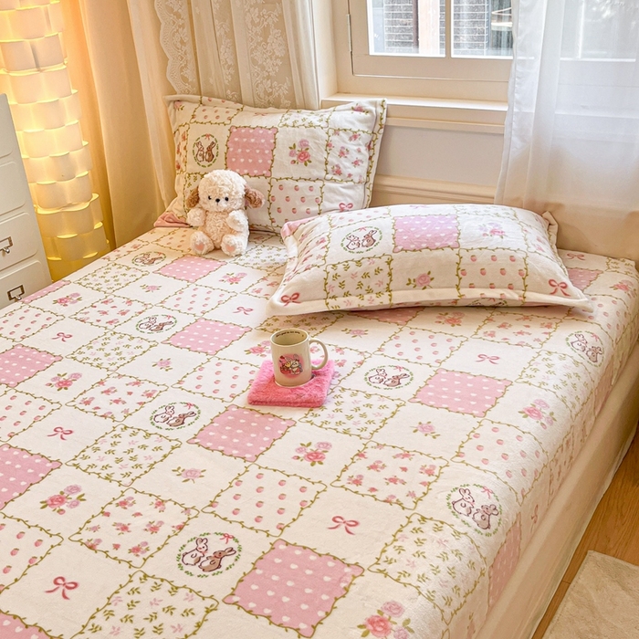 91家纺网 家纺一手货源 找家纺 川悦生活 2024新款加厚牛奶绒印花单床笠 床笠花蜜兔兔