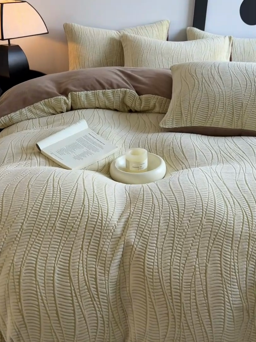 91家纺网 家纺一手货源 找家纺 2024新款A类双色立体浮雕牛奶绒加厚四件套 莱茵河畔-卡其