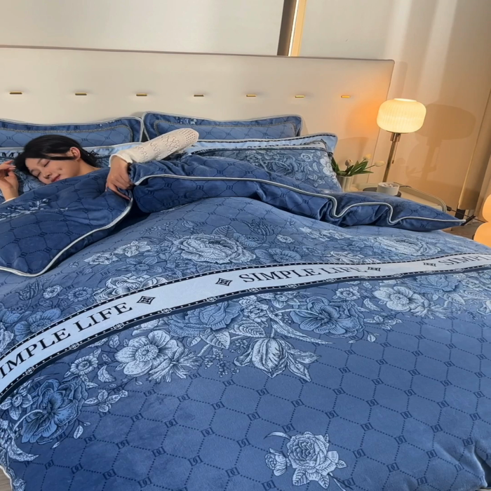 91家纺网 家纺一手货源 找家纺 晚静家纺 2024新款8.5斤牛奶绒金貂法莱绒床裙款保暖绒四件套 深蓝花朵