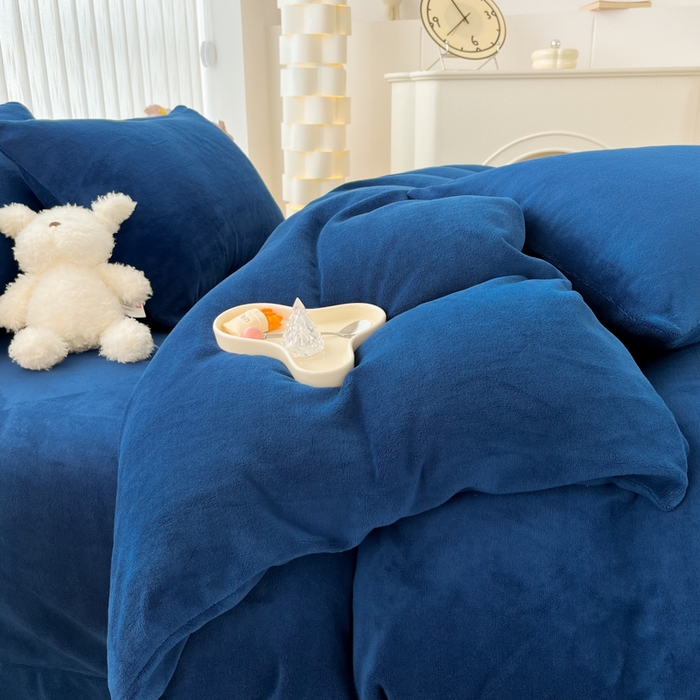 91家纺网 家纺一手货源 找家纺 言熙居 2024新款纯色双拼30克8一9斤牛奶绒四件套 亮蓝