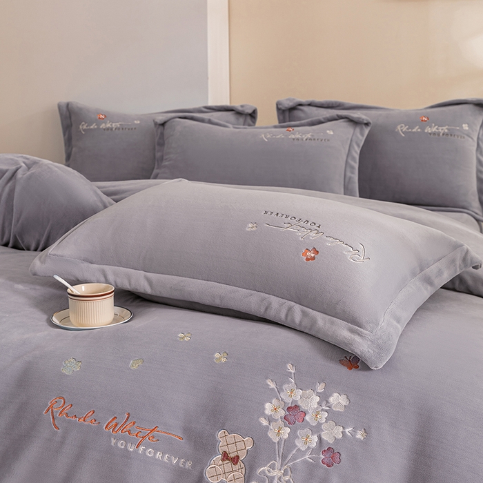 91家纺网 家纺一手货源 找家纺 绒博士 2024新款220克牛奶绒秋冬保暖四件套-花颜小熊 花颜小熊-灰色