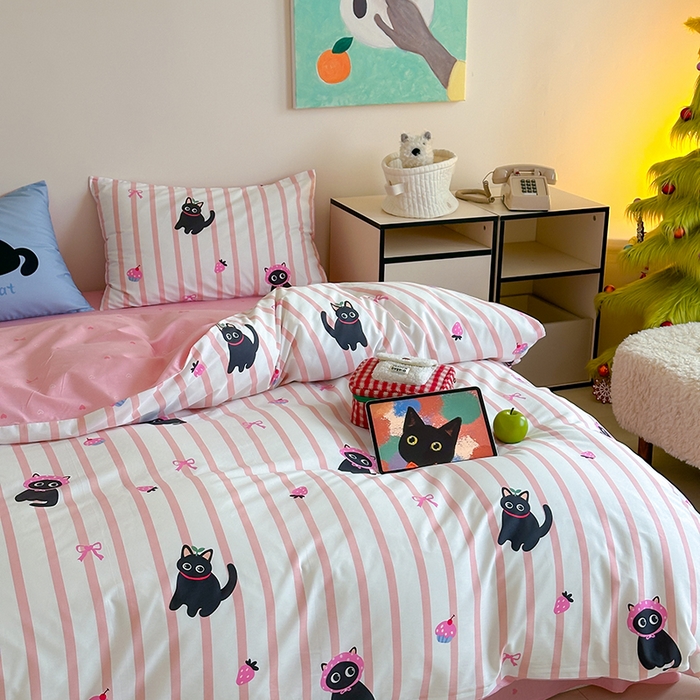 91家纺网 家纺一手货源 找家纺 2024新款40支13372全棉数码大版趣味系列四件套 粉条黑猫