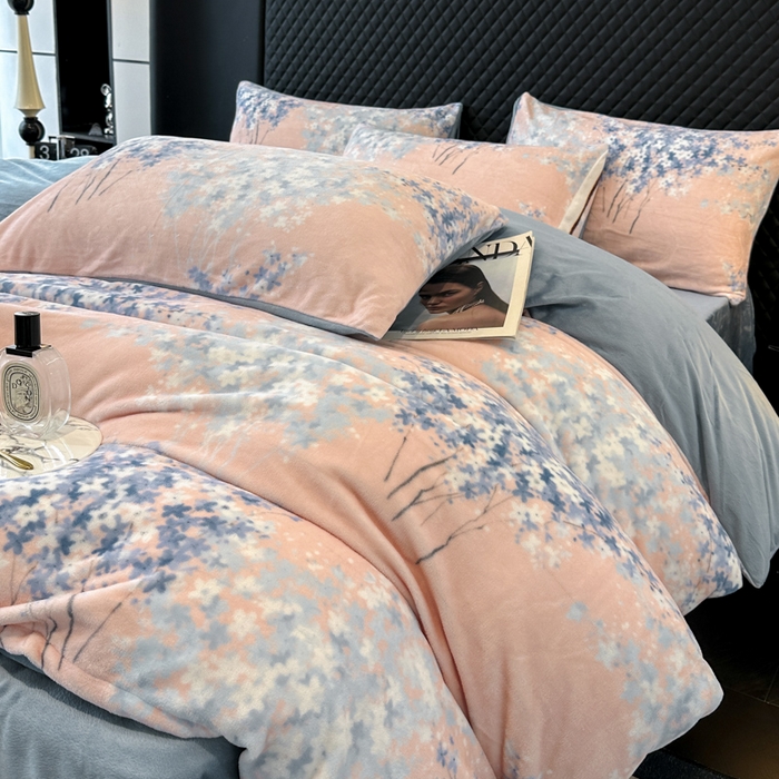 91家纺网 家纺一手货源 找家纺 晚安 2024新款小清新印花牛奶绒大版花牛奶绒四件套 薰衣草