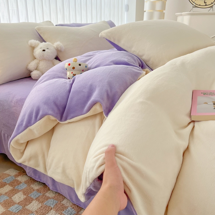91家纺网 家纺一手货源 找家纺 言熙居 2024新款纯色双拼30克8一9斤牛奶绒四件套 奶白拼浅紫