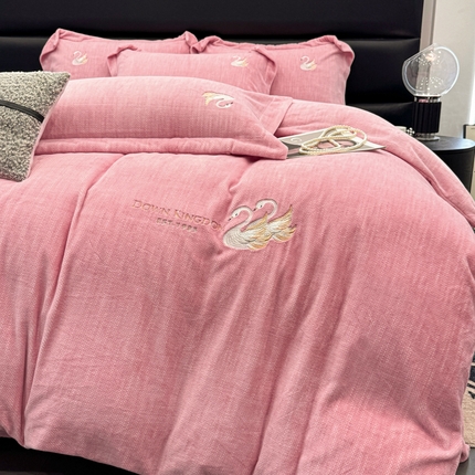 91家纺网 家纺一手货源 找家纺 （总）棠薇家纺 2025新款全消光牛奶绒肌理纹加厚四件套-刺绣天鹅