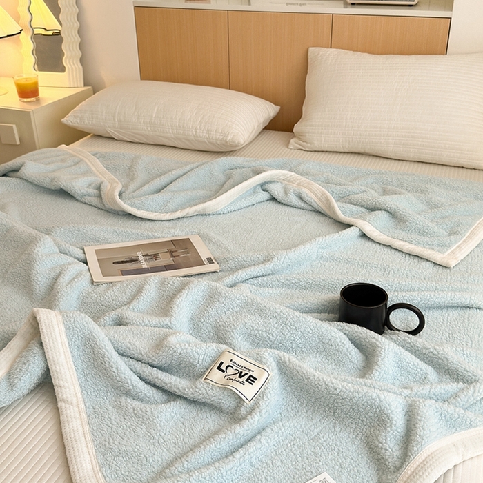 91家纺网 家纺一手货源 找家纺 沐棉 2024新款牛奶绒菠萝格包边羊羔绒泰迪绒毛毯-静物图 湖蓝色
