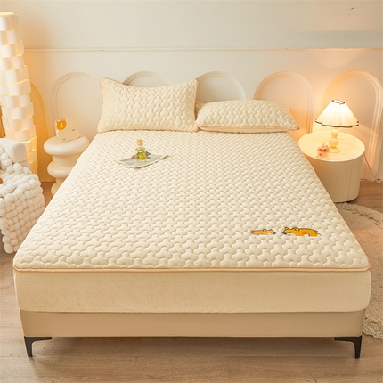 2024新款A类牛奶绒刺绣夹棉床笠-小柯基 小柯基-浅米黄