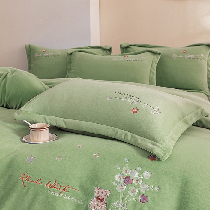 91家纺网 家纺一手货源 找家纺 绒博士 2024新款220克牛奶绒秋冬保暖四件套-花颜小熊 花颜小熊-草绿